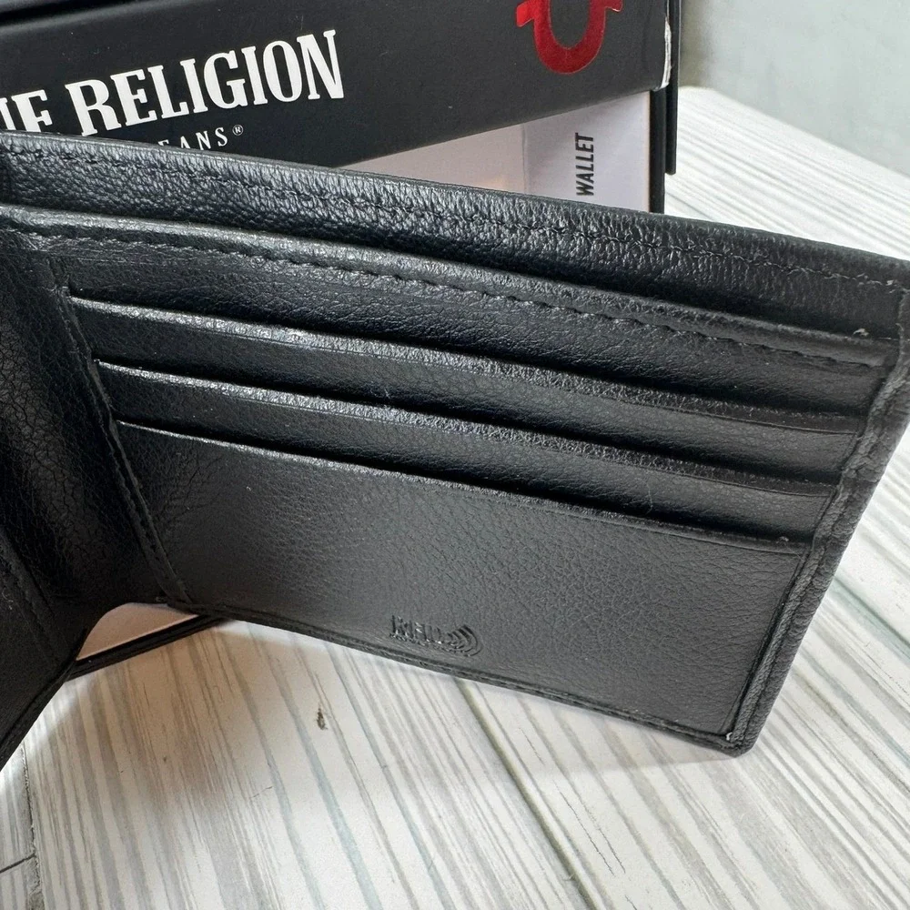 True Religion Mens Black Genuine Leather Sonny Bifold Wallet‎ Metal Logo Plate